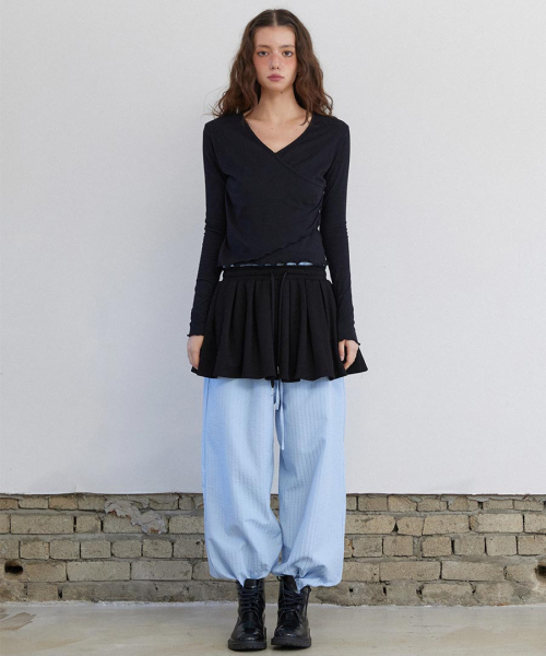 RENSE(レンセ)の「V-wrap Button Long Sleeve Black(Tシャツ/カットソー・レディース・その他・OS)」の2枚目の写真