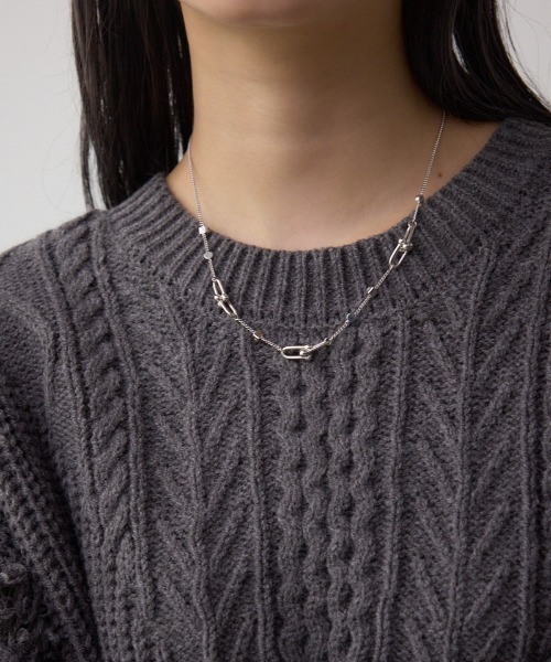 AZUL by moussy（アズールバイマウジー）の「Uチェーンラインストーンネックレス（ネックレス・レディース・シルバー/ゴールド系その他・FREE）」の2枚目の写真