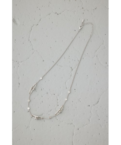 AZUL by moussy（アズールバイマウジー）の「Uチェーンラインストーンネックレス（ネックレス・レディース・シルバー/ゴールド系その他・FREE）」の6枚目の写真