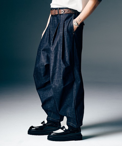 glamb（グラム）の「Crossover Tuck Pants / クロスオーバータックパンツ（その他パンツ・メンズ・インディゴブルー/ブラック・S/M/L）」の6枚目の写真