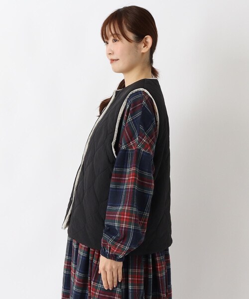 one'sterrace(ワンズテラス)の「裏シープキルティングベスト(その他アウター・レディース・ブラウン系8/ブラック系8・02)」の4枚目の写真