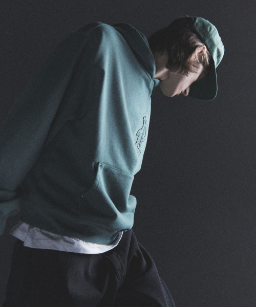 PHYSICAL DEPARTMENT(フィジカル デパートメント)の「スタッドゴシックロゴアプリケスプレイダイングフード_ヴィンテージグリーン(パーカー・レディース・その他・MEDIUM/LARGE/X-LARGE)」の9枚目の写真