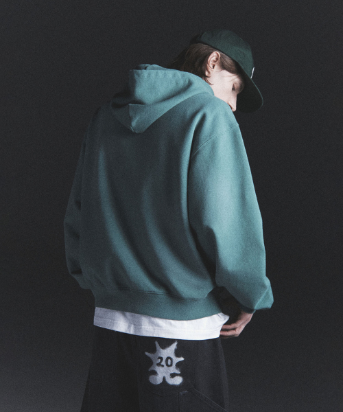 PHYSICAL DEPARTMENT(フィジカル デパートメント)の「スタッドゴシックロゴアプリケスプレイダイングフード_ヴィンテージグリーン(パーカー・レディース・その他・MEDIUM/LARGE/X-LARGE)」の11枚目の写真