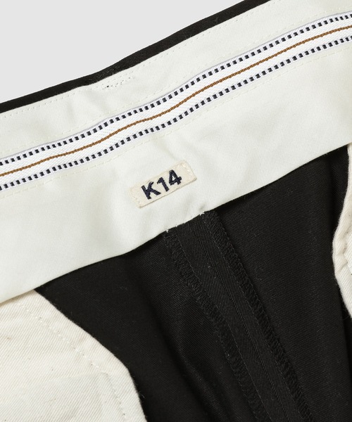 KHOKI（コッキ）の「Pleated Chino Pants（チノパンツ・メンズ・ブラック/ベージュ・2）」の5枚目の写真