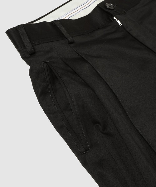 KHOKI（コッキ）の「Pleated Chino Pants（チノパンツ・メンズ・ブラック/ベージュ・2）」の6枚目の写真