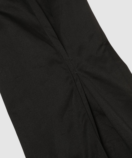 KHOKI（コッキ）の「Pleated Chino Pants（チノパンツ・メンズ・ブラック/ベージュ・2）」の10枚目の写真