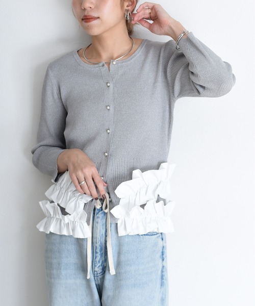 Eimee Law(エイミーロウ)の「ギャザーフリルヘムニットカーデ(カーディガン/ボレロ・レディース・ダークネイビー/ブラック/グレー/オフホワイト・FREE)」の3枚目の写真