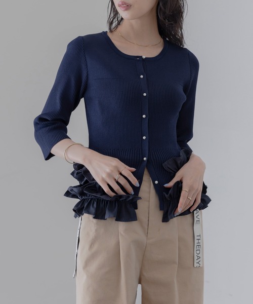Eimee Law(エイミーロウ)の「ギャザーフリルヘムニットカーデ(カーディガン/ボレロ・レディース・ダークネイビー/ブラック/グレー/オフホワイト・FREE)」の4枚目の写真