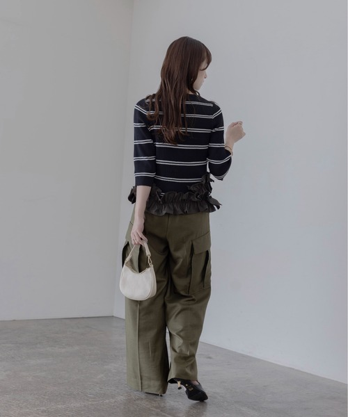 Eimee Law(エイミーロウ)の「ギャザーフリルヘムニットカーデ(カーディガン/ボレロ・レディース・ダークネイビー/ブラック/グレー/オフホワイト・FREE)」の6枚目の写真