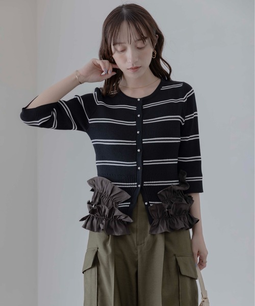 Eimee Law(エイミーロウ)の「ギャザーフリルヘムニットカーデ(カーディガン/ボレロ・レディース・ダークネイビー/ブラック/グレー/オフホワイト・FREE)」の7枚目の写真