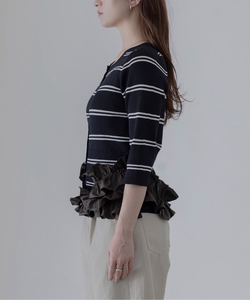 Eimee Law(エイミーロウ)の「ギャザーフリルヘムニットカーデ(カーディガン/ボレロ・レディース・ダークネイビー/ブラック/グレー/オフホワイト・FREE)」の13枚目の写真