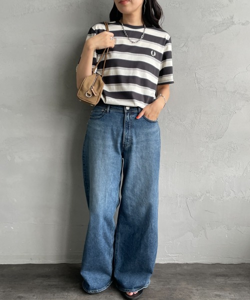 FRED PERRY（フレッドペリー）の「[FRED PERRY/フレッドペリー] ファインストライプ ワンポイントロゴ刺繍Tシャツ（Tシャツ/カットソー・レディース・グリーン/ライトグレー・L/M/S）」の3枚目の写真