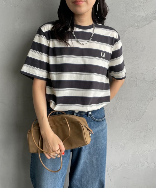FRED PERRY（フレッドペリー）の「[FRED PERRY/フレッドペリー] ファインストライプ ワンポイントロゴ刺繍Tシャツ（Tシャツ/カットソー・レディース・グリーン/ライトグレー・L/M/S）」の8枚目の写真