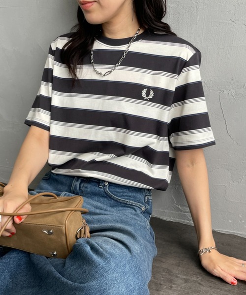 FRED PERRY（フレッドペリー）の「[FRED PERRY/フレッドペリー] ファインストライプ ワンポイントロゴ刺繍Tシャツ（Tシャツ/カットソー・レディース・グリーン/ライトグレー・L/M/S）」の7枚目の写真