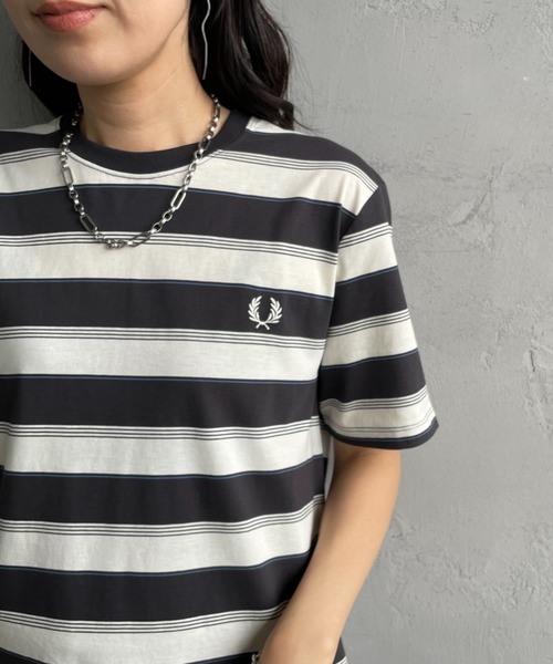 FRED PERRY（フレッドペリー）の「[FRED PERRY/フレッドペリー] ファインストライプ ワンポイントロゴ刺繍Tシャツ（Tシャツ/カットソー・レディース・グリーン/ライトグレー・L/M/S）」の16枚目の写真