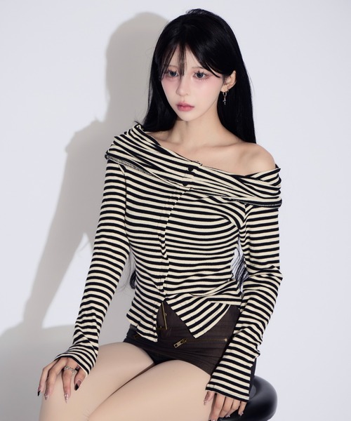 tinkerend(ティンカーエンド)の「Off-shoulder Striped Slit Tops / オフショルダーストライプスリットトップス(シャツ/ブラウス・レディース・ブラック/ホワイト・FREE)」の2枚目の写真