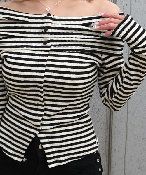 tinkerend(ティンカーエンド)の「Off-shoulder Striped Slit Tops / オフショルダーストライプスリットトップス(シャツ/ブラウス・レディース・ブラック/ホワイト・FREE)」の3枚目の写真