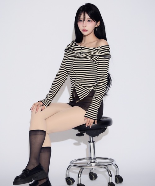 tinkerend(ティンカーエンド)の「Off-shoulder Striped Slit Tops / オフショルダーストライプスリットトップス(シャツ/ブラウス・レディース・ブラック/ホワイト・FREE)」の10枚目の写真