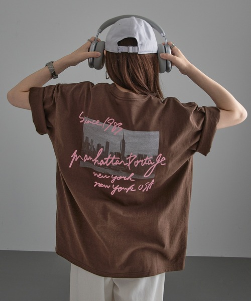 Manhattan Portage(マンハッタンポーテージ)の「【Manhattan Portage】別注 Manhattan Photo Tee /マンハッタンフォトTシャツ(Tシャツ/カットソー・レディース・ブラック/ホワイト/ブラウン・S/M/L)」の3枚目の写真