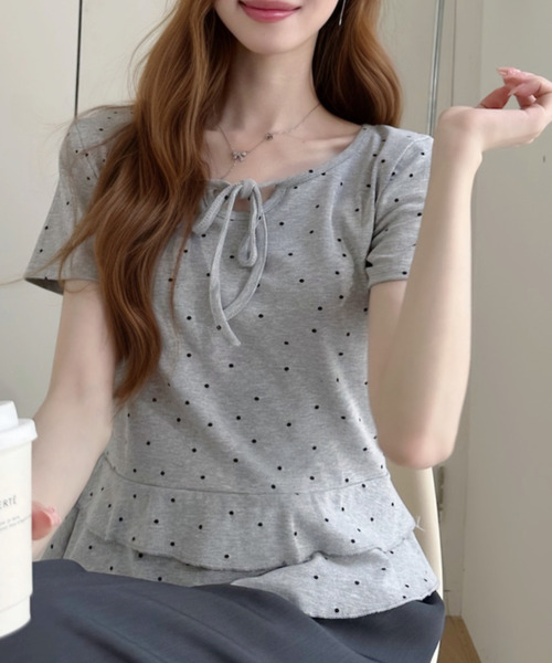 Ada.(エイダ)の「ドットデザイン フロントリボン付き Vネック 裾フリル半袖カットソー(Tシャツ/カットソー・レディース・グレー/ホワイト/ブラック・FREE)」の3枚目の写真
