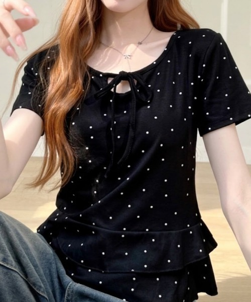 Ada.(エイダ)の「ドットデザイン フロントリボン付き Vネック 裾フリル半袖カットソー(Tシャツ/カットソー・レディース・グレー/ホワイト/ブラック・FREE)」の1枚目の写真