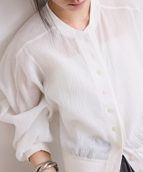 ADAM ET ROPE'(アダムエロペ)の「【WEB限定】メニーボタンリップルシアーカーディガン(カーディガン/ボレロ・レディース・ブラック/ホワイト/ブルー・FREE)」の5枚目の写真