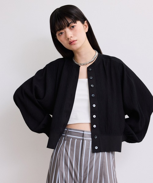 ADAM ET ROPE'(アダムエロペ)の「【WEB限定】メニーボタンリップルシアーカーディガン(カーディガン/ボレロ・レディース・ブラック/ホワイト/ブルー・FREE)」の4枚目の写真