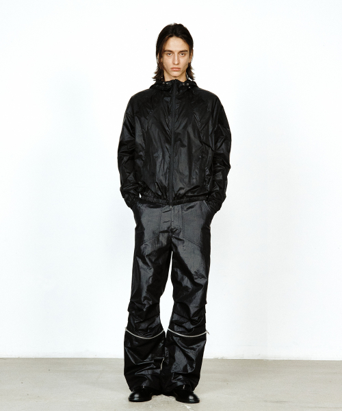 YUJI(ユジ)の「FUTURE AIRLIGHT WINDBREAKER BLACK(ナイロンジャケット・レディース・ブラック・SMALL/MEDIUM/LARGE)」の2枚目の写真