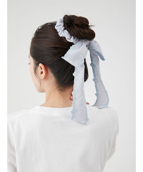 LILY BROWN(リリーブラウン)の「エンブロイダリースカラップリボンシュシュ(その他ヘアアクセサリー・レディース・ホワイト/チェック/ブラック/ブルー・F)」の3枚目の写真
