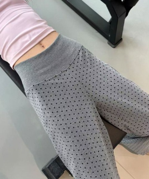AMAJI(アマジ)の「ドット柄 ハイウエスト セミフレアパンツ(その他パンツ・レディース・ネイビー/ブラウン/ブラック/グレー・X-LARGE/LARGE/MEDIUM/SMALL)」の1枚目の写真