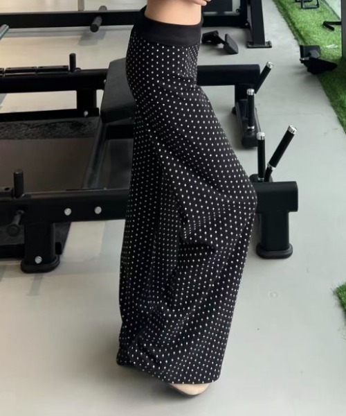 AMAJI(アマジ)の「ドット柄 ハイウエスト セミフレアパンツ(その他パンツ・レディース・ネイビー/ブラウン/ブラック/グレー・X-LARGE/LARGE/MEDIUM/SMALL)」の2枚目の写真