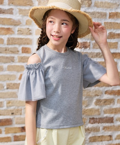 Amourire girl(アムリールガール)の「袖チュール オフショルダー 半袖 Tシャツ カットソー(Tシャツ/カットソー・キッズ・グレー/ピンク・130cm/140cm/150cm/160cm)」の2枚目の写真