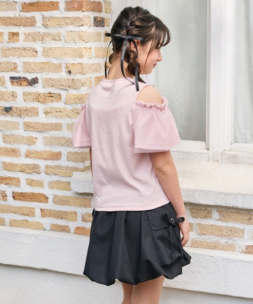 Amourire girl(アムリールガール)の「袖チュール オフショルダー 半袖 Tシャツ カットソー(Tシャツ/カットソー・キッズ・グレー/ピンク・130cm/140cm/150cm/160cm)」の13枚目の写真