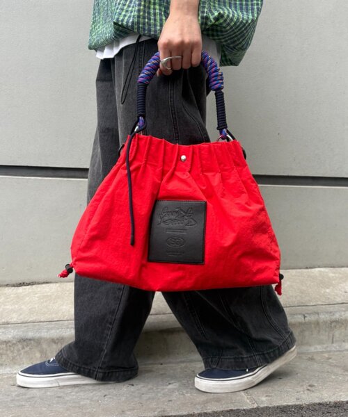 SOUNDSGOOOOD(サウンズグッド)の「【SOUNDS GOOOOD】2WAYナイロンタックギャザーパラコードBAG(トートバッグ・メンズ・カーキ/レッド・ONE SIZE)」の2枚目の写真