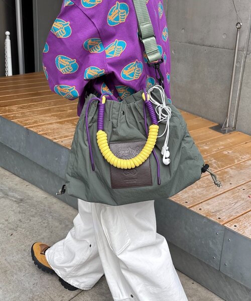 SOUNDSGOOOOD(サウンズグッド)の「【SOUNDS GOOOOD】2WAYナイロンタックギャザーパラコードBAG(トートバッグ・メンズ・カーキ/レッド・ONE SIZE)」の1枚目の写真
