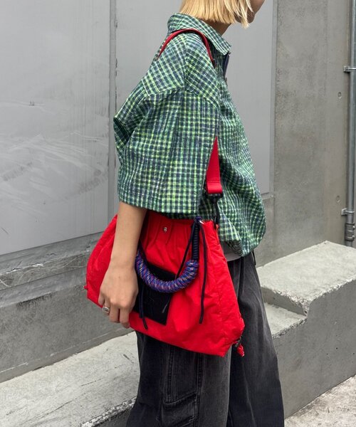 SOUNDSGOOOOD(サウンズグッド)の「【SOUNDS GOOOOD】2WAYナイロンタックギャザーパラコードBAG(トートバッグ・メンズ・カーキ/レッド・ONE SIZE)」の3枚目の写真