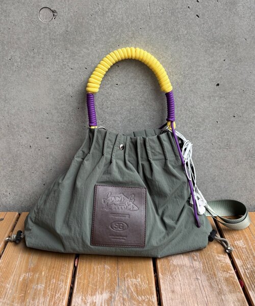 SOUNDSGOOOOD(サウンズグッド)の「【SOUNDS GOOOOD】2WAYナイロンタックギャザーパラコードBAG(トートバッグ・メンズ・カーキ/レッド・ONE SIZE)」の5枚目の写真