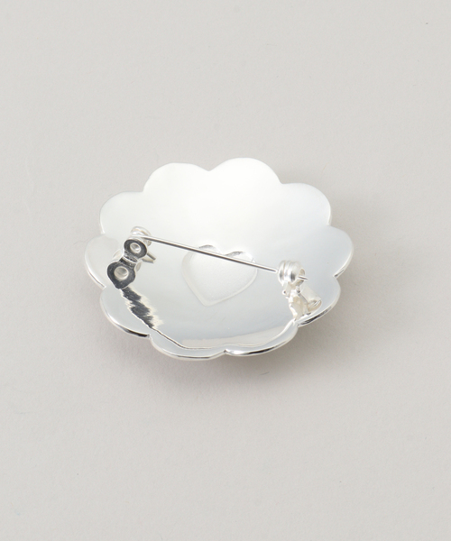 SLOBE IENA(スローブイエナ)の「ADRAR/アドラル FLOWER HEART BROOCH(その他ヘアアクセサリー・レディース・シルバー・FREE)」の2枚目の写真