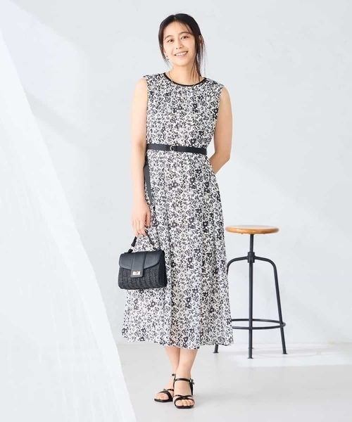 a.v.v（アーヴェヴェ）の「【洗える】フラワープリントギャザーノースリーブワンピース（ワンピース・レディース・アイボリー/ネイビー・38/36/40）」の22枚目の写真