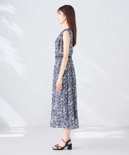 a.v.v（アーヴェヴェ）の「【洗える】フラワープリントギャザーノースリーブワンピース（ワンピース・レディース・アイボリー/ネイビー・38/36/40）」の3枚目の写真