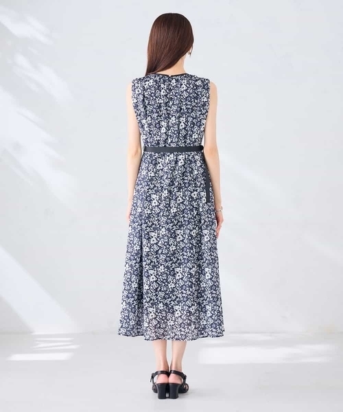 a.v.v（アーヴェヴェ）の「【洗える】フラワープリントギャザーノースリーブワンピース（ワンピース・レディース・アイボリー/ネイビー・38/36/40）」の4枚目の写真