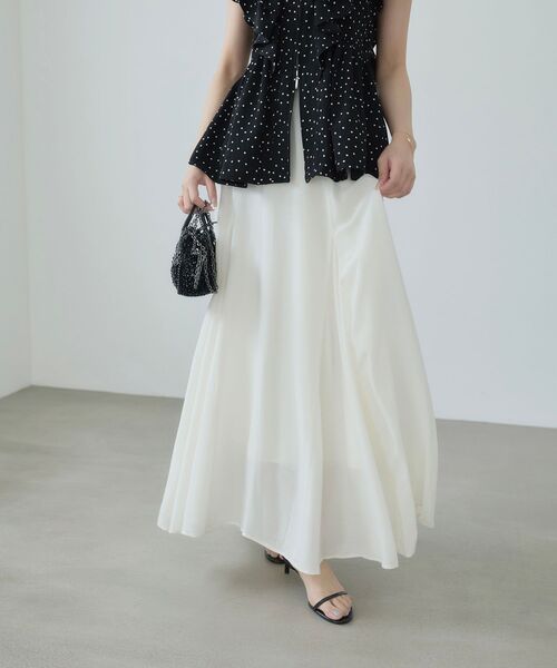 cle blatt(クレブラット)の「ニュアンスシアーフレアスカート(スカート・レディース・オフホワイト/サックスブルー/ベージュ・SMALL/MEDIUM)」の12枚目の写真