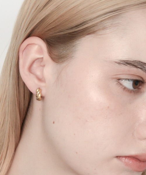 Bilan(ビラン)の「【BILAN】ツイストワンタッチピアス(サージカルステンレス)(ピアス(両耳用)・レディース・シルバー/ゴールド・FREE)」の2枚目の写真