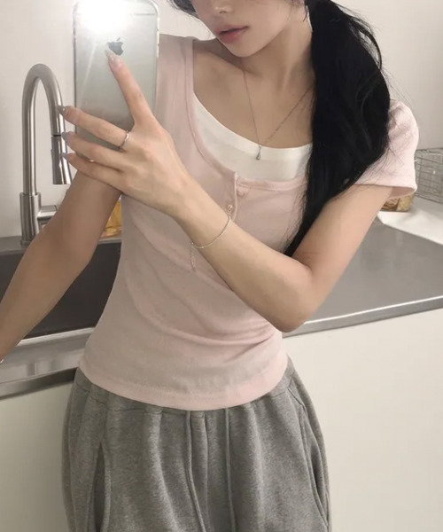 VIVID LADY(ビビッドレディー)の「レイヤード風 ヘンリーネック 半袖Tシャツ(Tシャツ/カットソー・レディース・ブラック/グリーン/グレー/パープル/ネイビー/ピンク・FREE)」の7枚目の写真