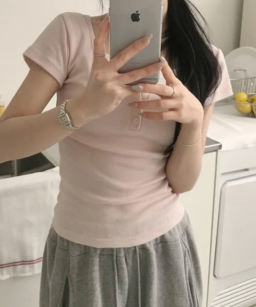 VIVID LADY(ビビッドレディー)の「レイヤード風 ヘンリーネック 半袖Tシャツ(Tシャツ/カットソー・レディース・ブラック/グリーン/グレー/パープル/ネイビー/ピンク・FREE)」の8枚目の写真