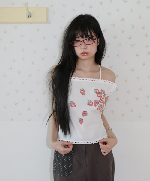 NOFFICIALNOFFICE(ノフィシャルノフィス)の「レッドストロベリーハンキー バックレストップ(Tシャツ/カットソー・レディース・その他・FREE)」の2枚目の写真
