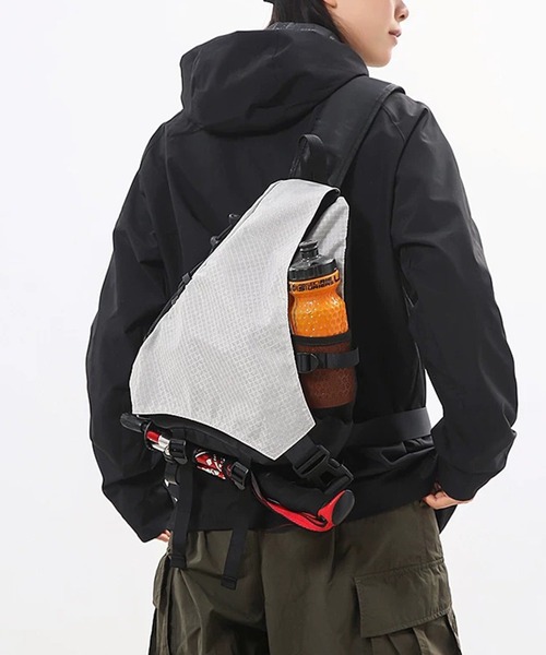 WESTBOY(ウエストボーイ)の「Y2K テクニカル素材 スリングバッグ WO26W2BG02(ショルダーバッグ・メンズ・グレー/ブラック・FREE)」の2枚目の写真