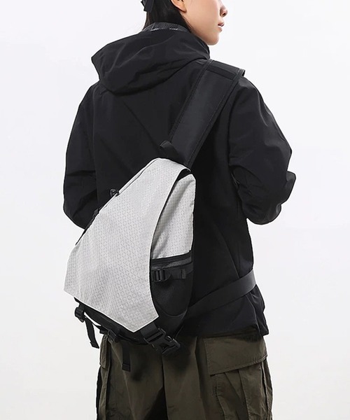 WESTBOY(ウエストボーイ)の「Y2K テクニカル素材 スリングバッグ WO26W2BG02(ショルダーバッグ・メンズ・グレー/ブラック・FREE)」の8枚目の写真