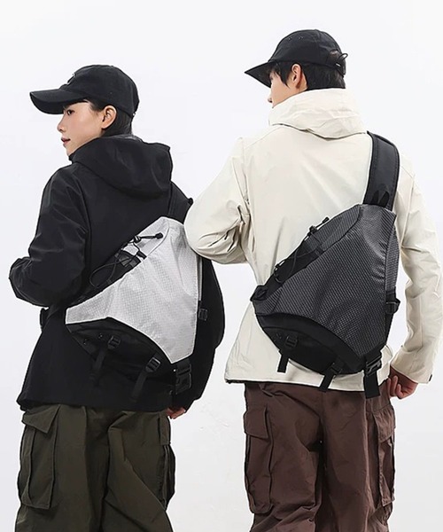 WESTBOY(ウエストボーイ)の「Y2K テクニカル素材 スリングバッグ WO26W2BG02(ショルダーバッグ・メンズ・グレー/ブラック・FREE)」の12枚目の写真