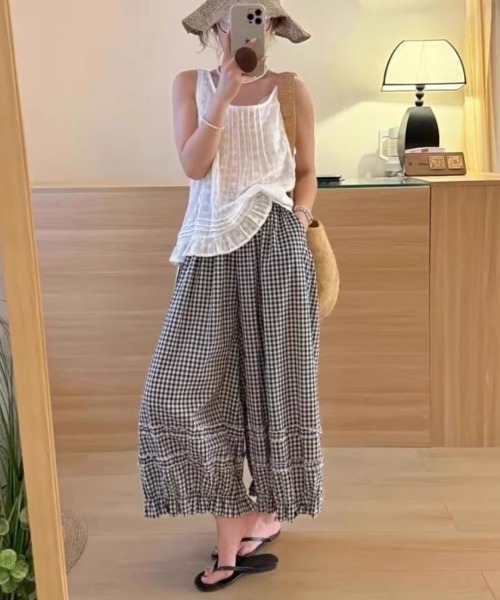 Forcement(フォースメント)の「スカート見えするふんわりシルエットが魅力のティアードワイドパンツ。(その他パンツ・レディース・ブラック/ホワイト・FREE)」の4枚目の写真